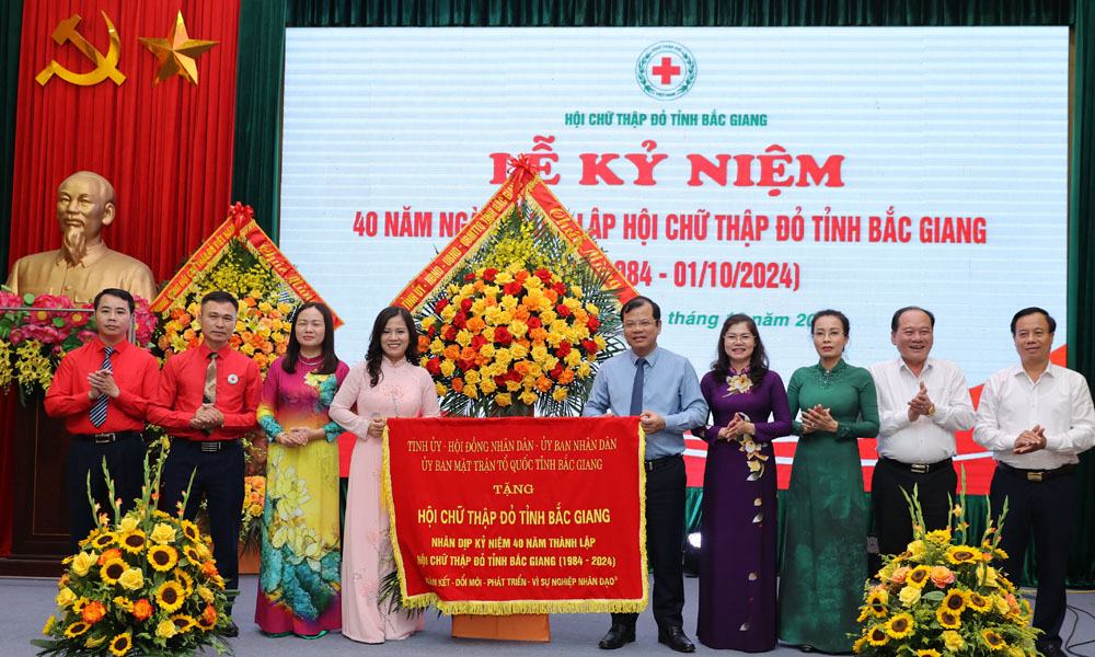 Thay mặt Tỉnh uỷ, HĐND, UBND, Ủy ban MTTQ tỉnh, đồng chí Phan Thế Tuấn cùng các đại biểu tặng hoa chúc mừng và bức trướng với khẩu hiệu 